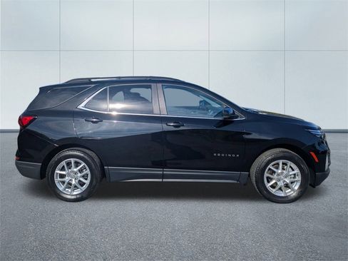 Used 2022 Chevrolet Equinox LT image 2