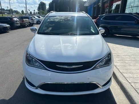 Used 2017 Chrysler Pacifica Limited FWD image 3