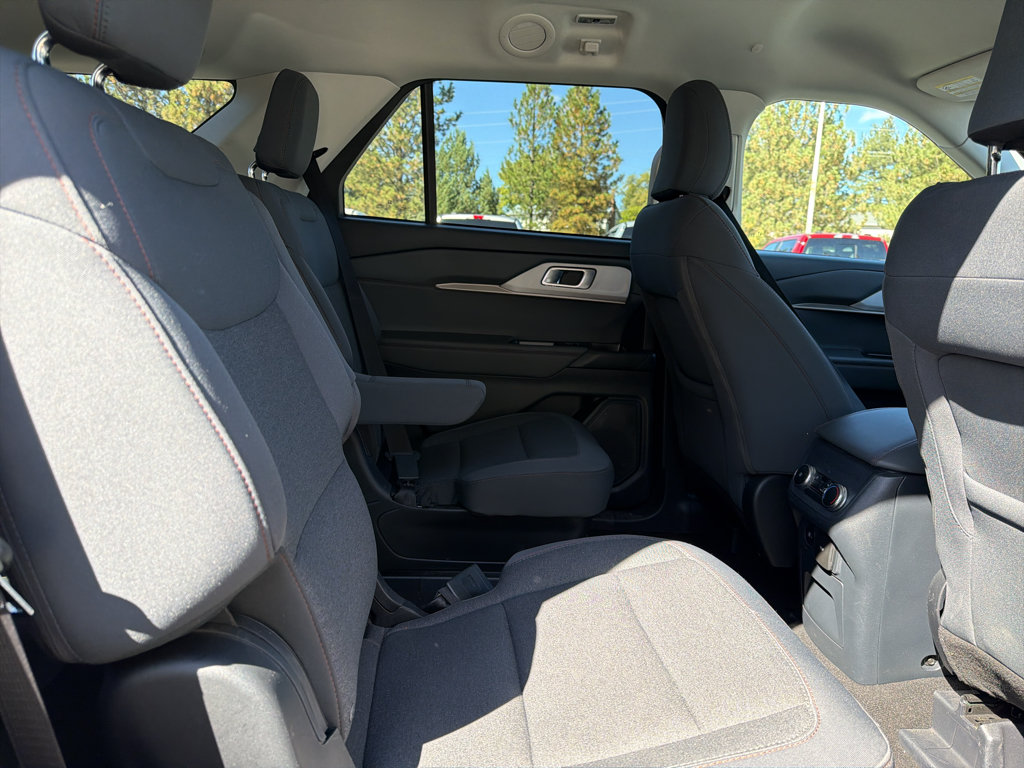 Used 2025 Ford Explorer Active AWD/4WD image 7