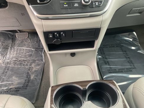 Used 2015 Toyota Sienna XLE FWD image 24
