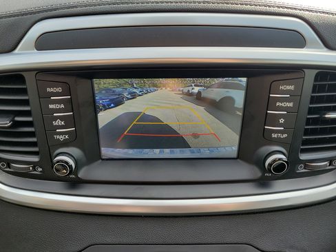 Used 2020 Kia Sorento LX image 32