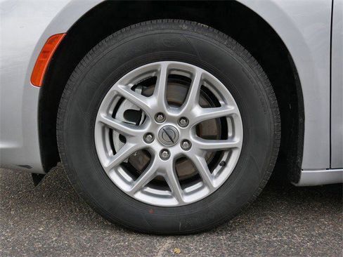 Used 2024 Chrysler Pacifica Touring-L image 9