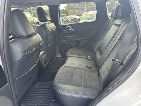 Used 2023 Mitsubishi Outlander SE image 19