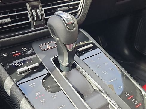 Certified 2025 Porsche Macan image 34