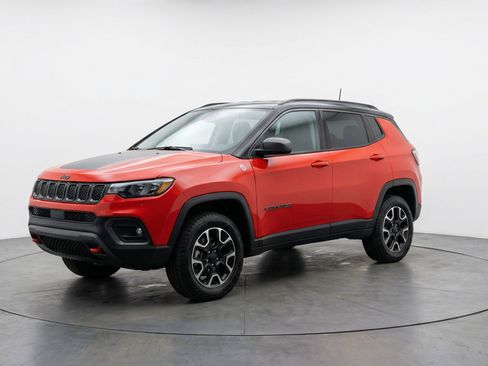 Used 2025 Jeep Compass Trailhawk AWD/4WD image 3