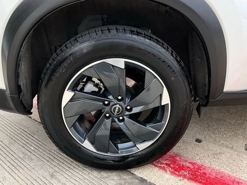 Used 2025 Nissan Rogue SV image 9