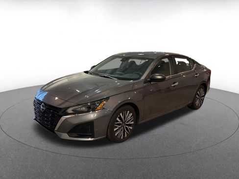 Used 2025 Nissan Altima 2.5 SV image 8