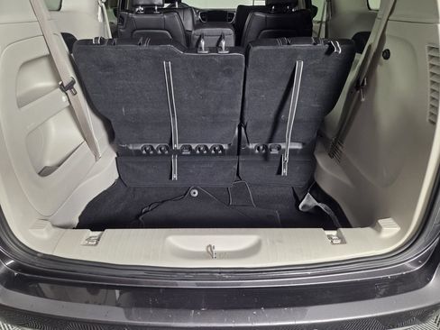 Used 2023 Chrysler Pacifica Touring-L FWD image 28