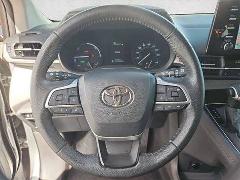 Used 2022 Toyota Sienna XLE FWD image 14