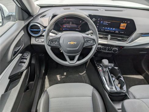 Used 2025 Chevrolet Trax LT FWD image 27