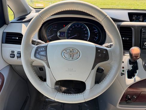 Used 2014 Toyota Sienna XLE AWD/4WD image 19