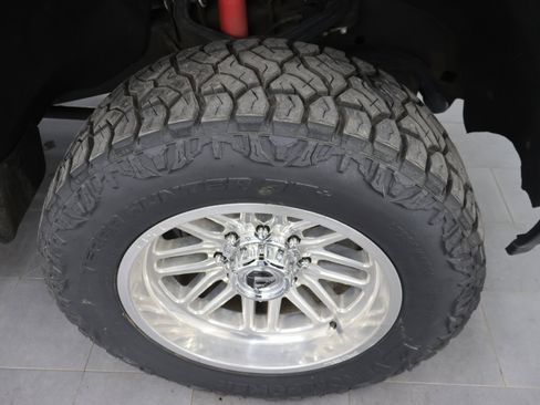 Used 2024 Chevrolet Silverado 2500 LT AWD/4WD image 3