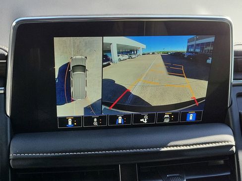 Used 2024 GMC Yukon XL SLT w/ SLT Luxury Package image 15