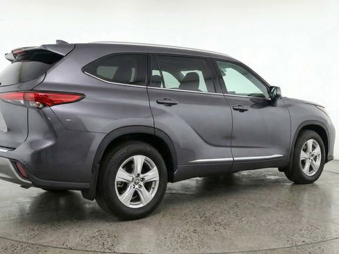 Used 2025 Toyota Highlander LE FWD image 9