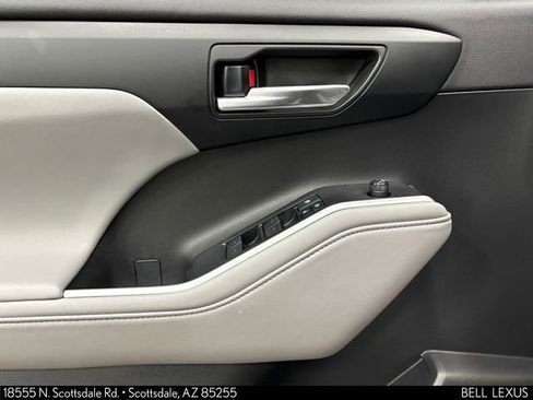Used 2020 Toyota Highlander XLE FWD image 11