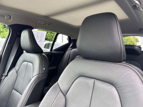 Certified 2024 Volvo XC40 B5 Ultimate w/ Protection Package Premier image 19