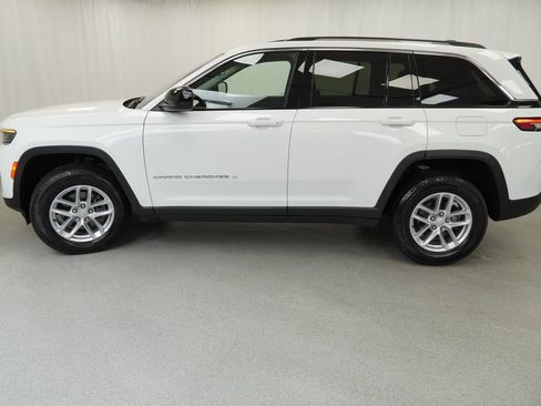 Used 2023 Jeep Grand Cherokee Laredo w/ Luxury Tech Group I AWD/4WD image 15