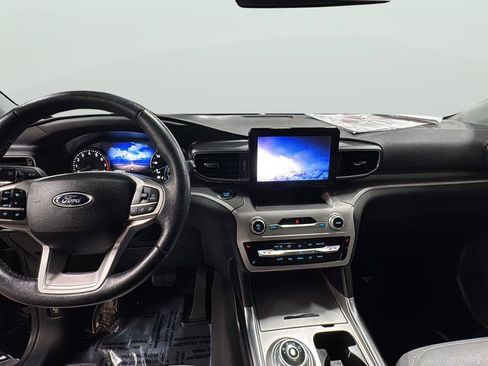 Used 2021 Ford Explorer XLT w/ Equipment Group 202A image 9