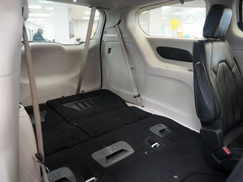 Used 2017 Chrysler Pacifica Touring-L image 28