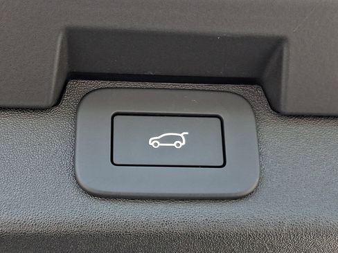 Used 2025 Land Rover Discovery Dynamic SE AWD/4WD image 31