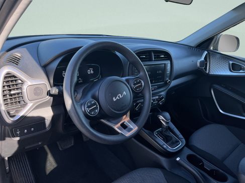 Used 2025 Kia Soul LX w/ LX Technology Package FWD image 16