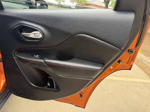 Used 2016 Jeep Cherokee Trailhawk w/ Trailer Tow Group image 12