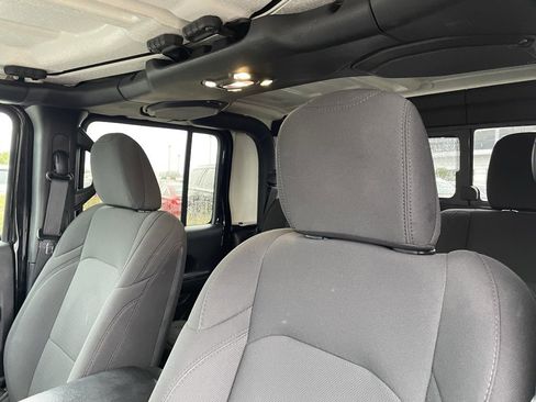 Used 2023 Jeep Gladiator Sport image 23