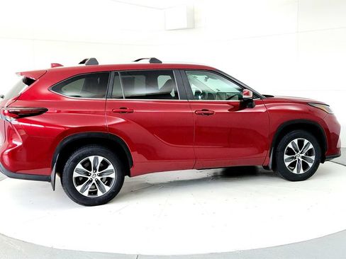 Certified 2024 Toyota Highlander XLE AWD/4WD image 6