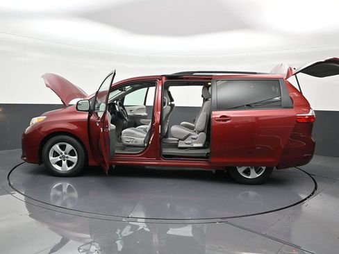 Used 2020 Toyota Sienna LE image 33