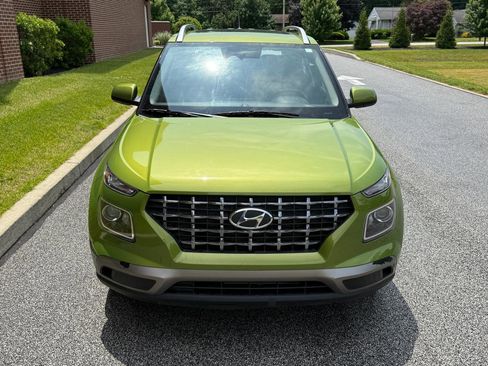 Used 2023 Hyundai Venue SEL FWD image 2