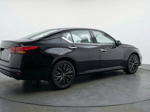 Used 2025 Nissan Altima 2.5 SV FWD image 9
