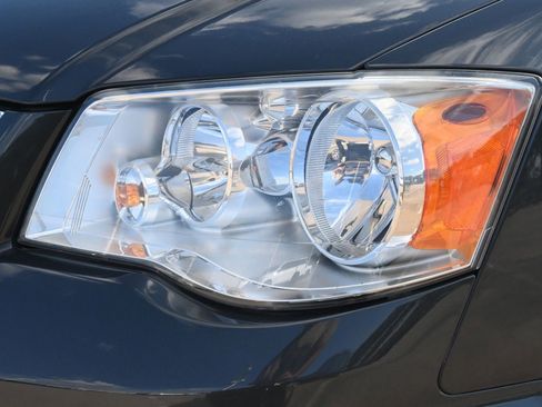 Used 2012 Chrysler Town & Country Touring-L w/ Entertainment Group #2 FWD image 26
