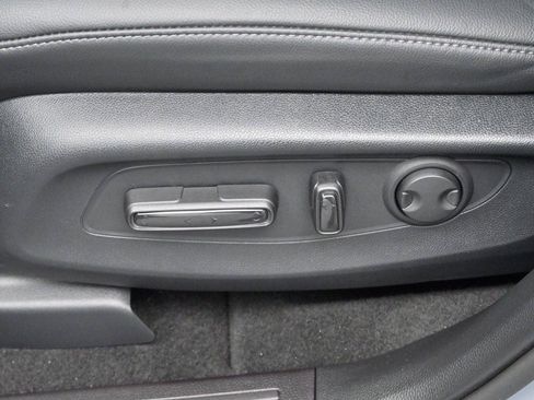Used 2025 Chrysler Pacifica Select FWD image 11