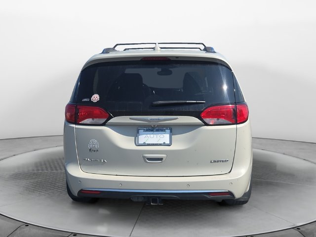 Used 2017 Chrysler Pacifica Limited FWD image 4
