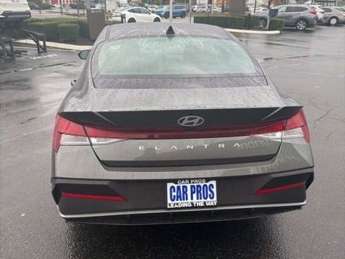 Certified 2025 Hyundai Elantra SE image 6