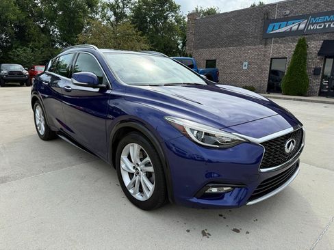 Used 2017 INFINITI QX30 Premium FWD image 3