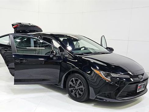 Used 2025 Toyota Corolla LE FWD image 29