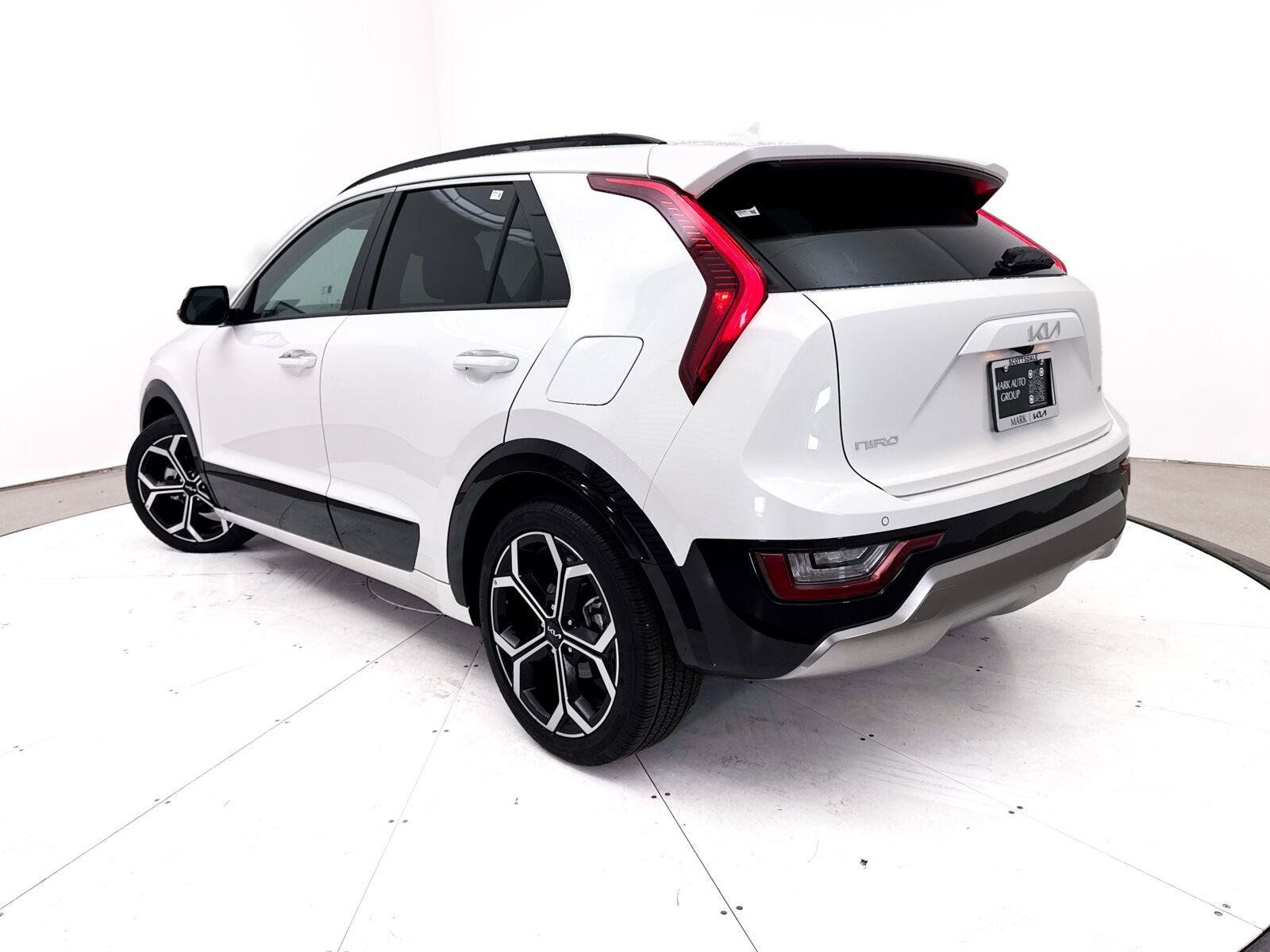 Used 2024 Kia Niro SX Touring FWD image 2