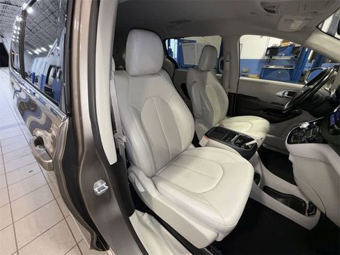 Used 2018 Chrysler Pacifica Touring-L image 16
