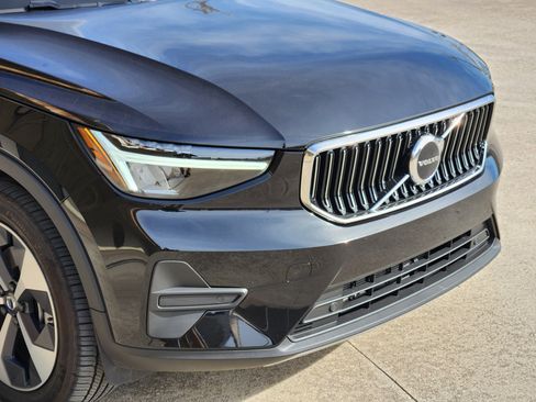 Used 2025 Volvo XC40 B5 Core w/ Protection Package Premier image 11