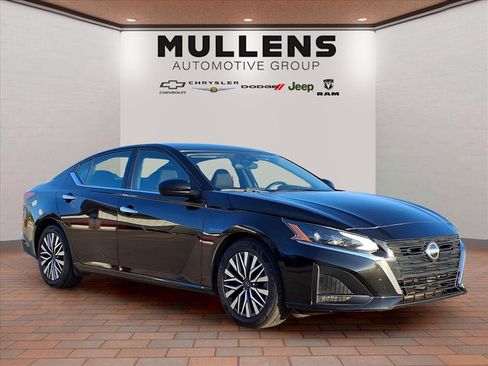 Used 2023 Nissan Altima 2.5 SV image 3