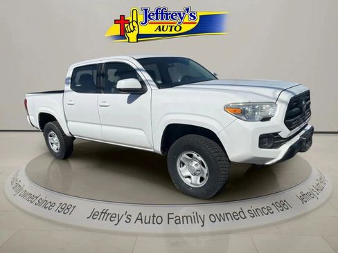 Used 2016 Toyota Tacoma SR w/ Towing Package image 5