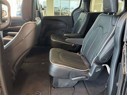 New 2026 Chrysler Pacifica Limited w/ S Appearance Package image 7
