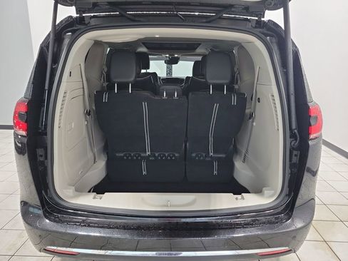 Used 2023 Chrysler Pacifica Limited image 20