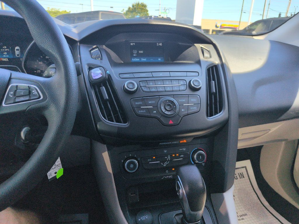 Used 2018 Ford Focus SE w/ SE Appearance Package FWD image 17