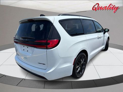 Used 2025 Chrysler Pacifica Limited FWD image 3