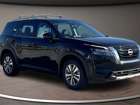 New 2025 Nissan Pathfinder SL image 2