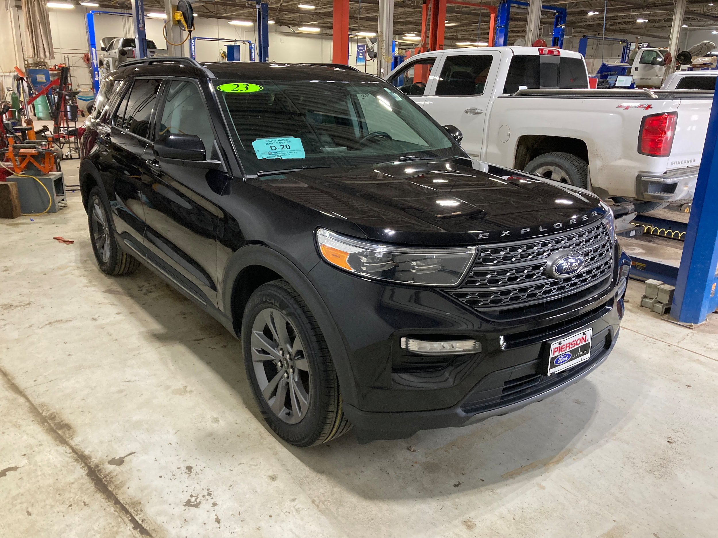 Used 2023 Ford Explorer XLT w/ Equipment Group 202A AWD/4WD image 3