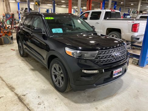 Used 2023 Ford Explorer XLT w/ Equipment Group 202A AWD/4WD image 3