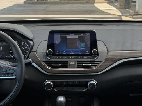 Used 2025 Nissan Altima 2.5 SV FWD image 17
